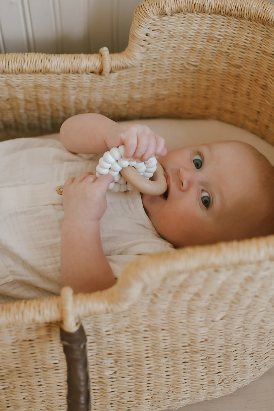 Anneau de dentition en bois et silicone - Blanc – Image 3