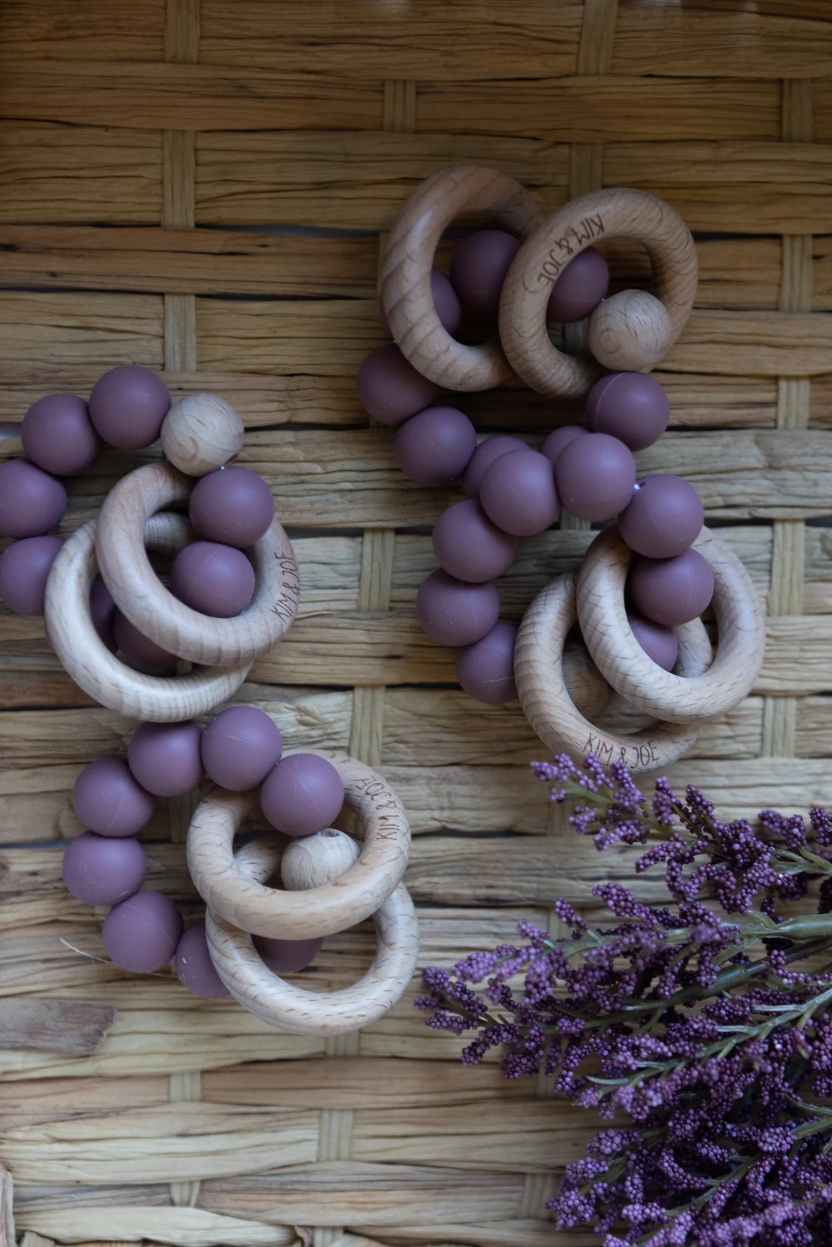 Anneau de dentition en bois et silicone vieux rose – Image 3