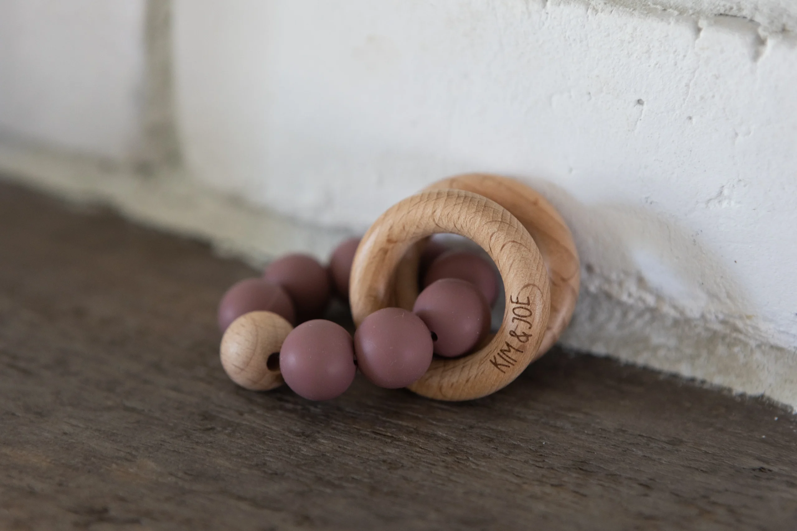 Anneau de dentition en bois et silicone vieux rose