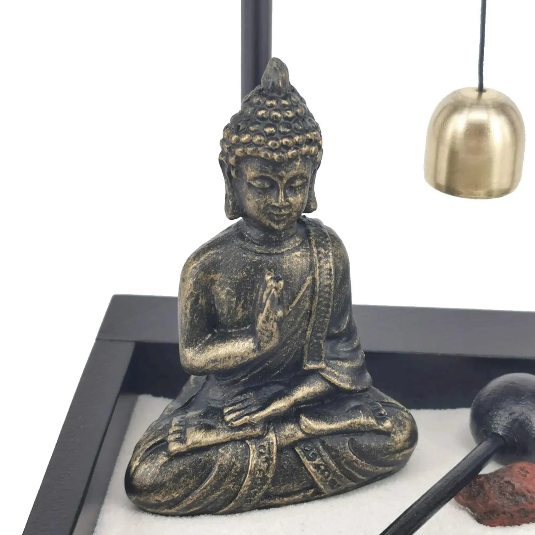 Statue de Bouddha en méditation dans un jardin de sable – Image 5