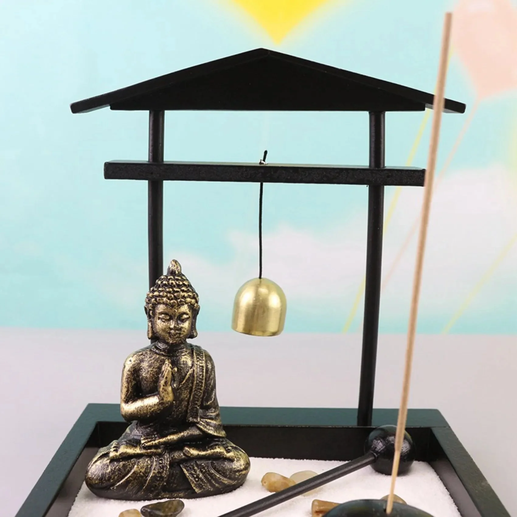 Statue de Bouddha en méditation dans un jardin de sable – Image 7
